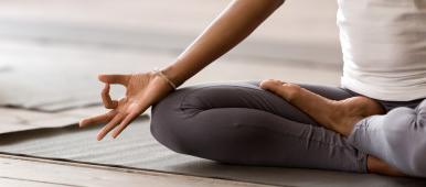 Yogi black woman practicing yoga lesson, 呼吸, 冥想, doing Ardha Padmasana exercise, Half Lotus pose with mudra gesture, 工作状态...
